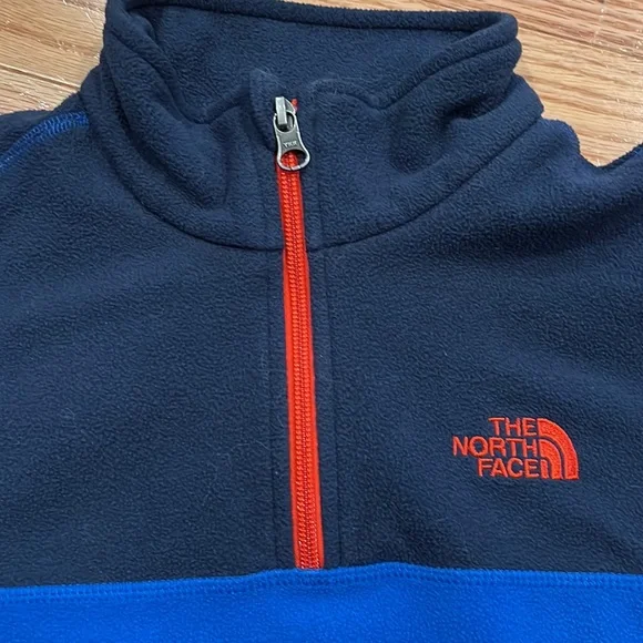 The North Face Top🌺 - Picture 2 of 6